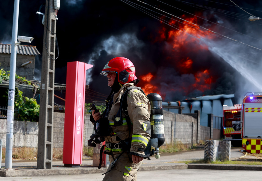 Un incendio arrasa una nave de Impex y obliga a desalojar decenas de casas