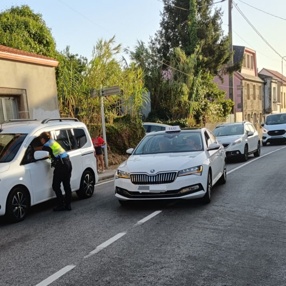 Trasladan en ambulancia al Hospital do Barbanza a un conductor herido en un accidente de tráfico en A Pobra