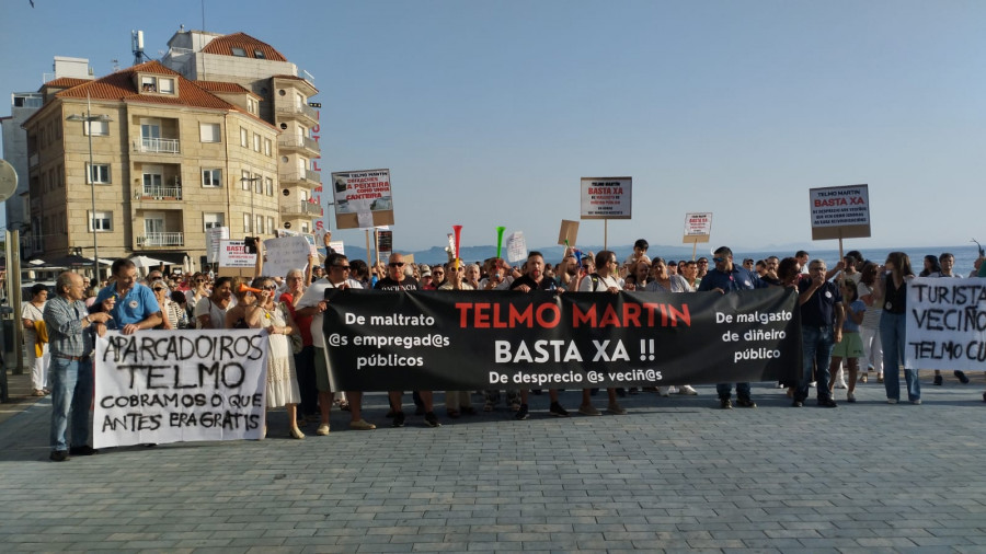 Decenas de personas se unen a la protesta de Emergencias Sanxenxo en contra de la gestión de Telmo Martín