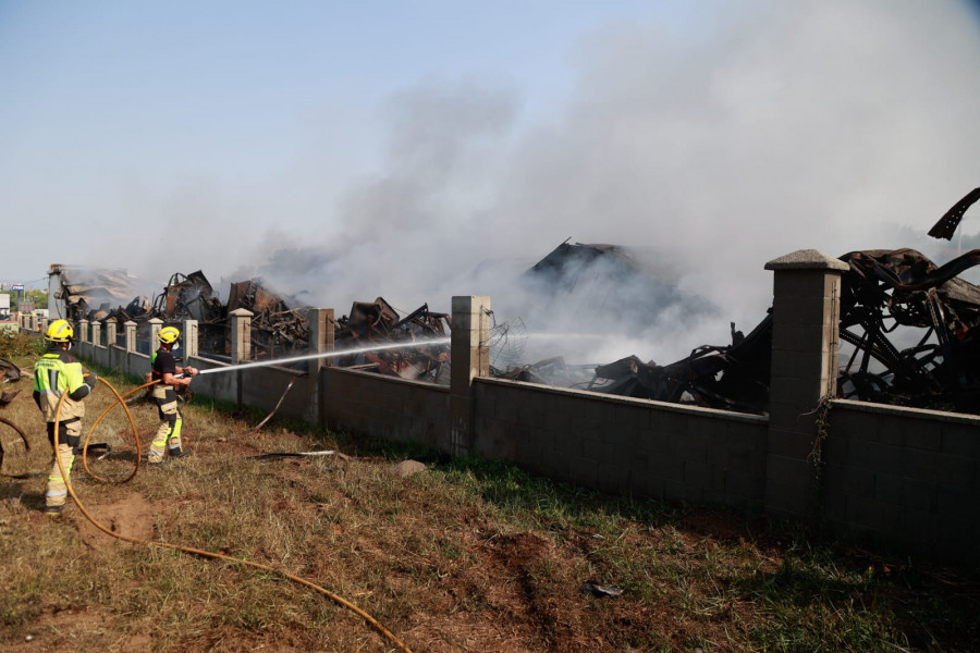 Los trabajos de control continúan en Rubiáns tras el incendio en la nave de Impex