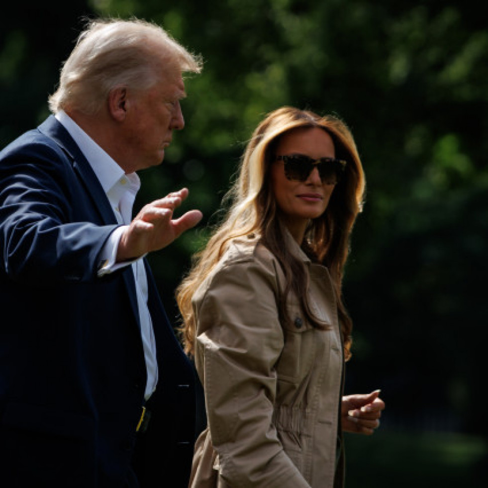 Diplomacia a golpe de regalos dorados: la técnica para acercarse a Trump