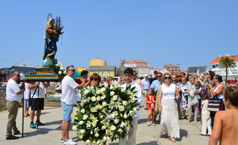 Corrubedo honró al Carmen con una procesión y a la gente del mar fallecida con una ofrenda floral