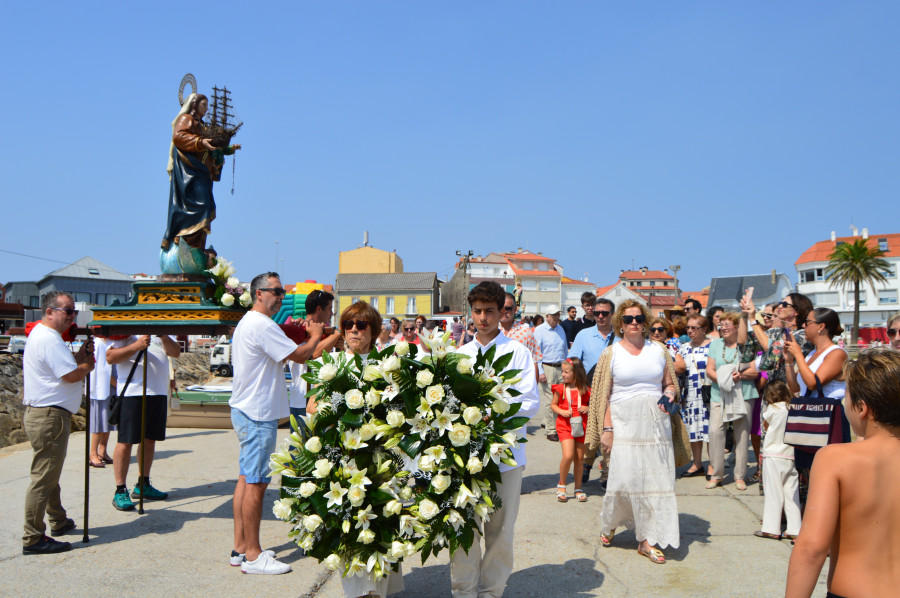 Corrubedo honró al Carmen con una procesión y a la gente del mar fallecida con una ofrenda floral