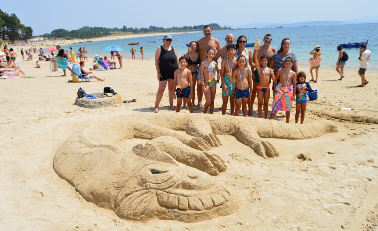 Figuras de arena que cautivan a sus propios autores y al público en la playa de A Corna, en Palmeira
