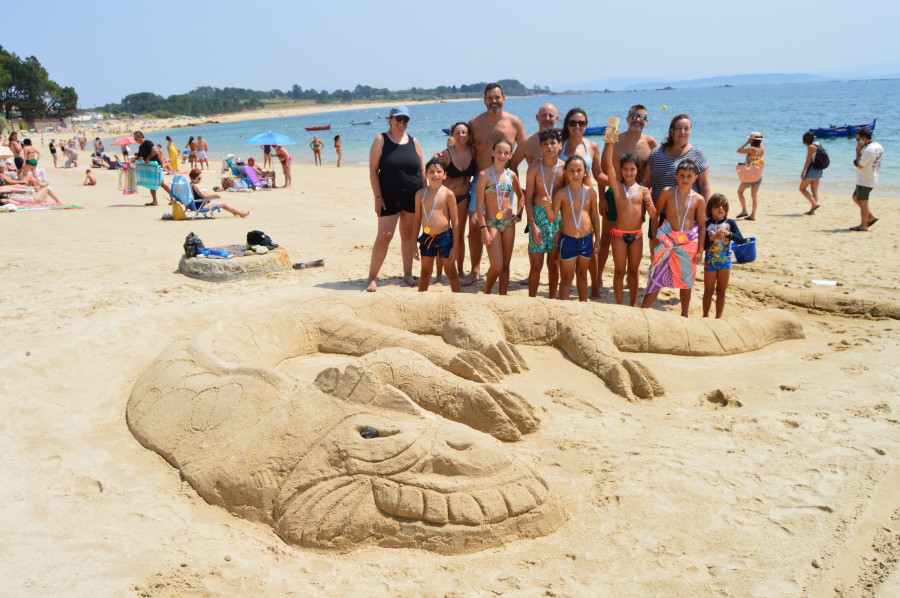 Figuras de arena que cautivan a sus propios autores y al público en la playa de A Corna, en Palmeira