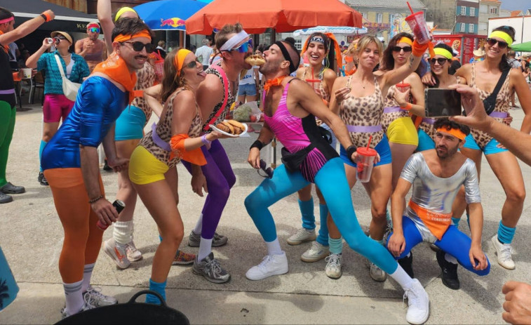 El Día das Peñas de las fiestas de Corrubedo alcanzó una cifra récord de participantes, con 400 jóvenes