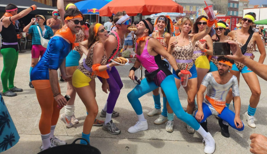 El Día das Peñas de las fiestas de Corrubedo alcanzó una cifra récord de participantes, con 400 jóvenes