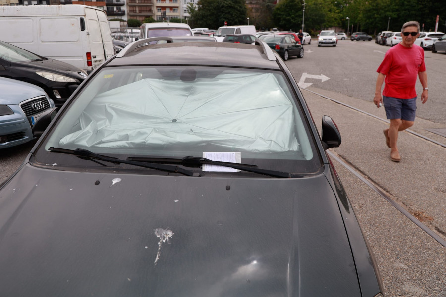 Oleada de multas en O Ramal: Sobre el vial o al lado de la glorieta, así aparecieron los coches
