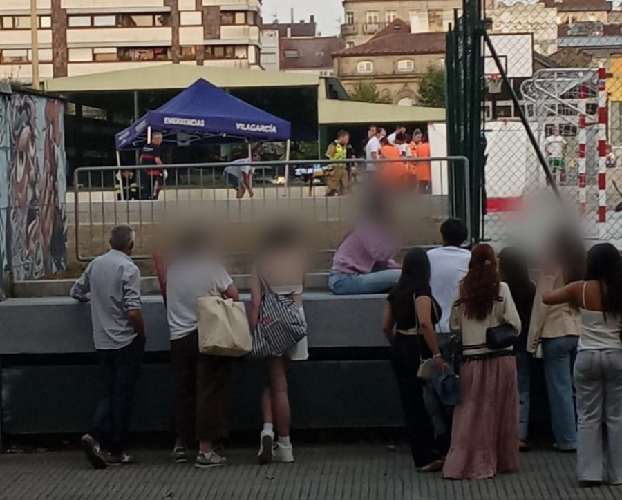 Tratan de reanimar a un hombre que se desplomó mientras jugaba al baloncesto en O Cavadelo