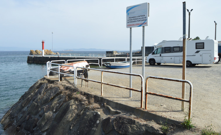Dos septuagenarios que pescaban en el muelle de Insuela acaban en el agua al empujarles por sorpresa unos jóvenes