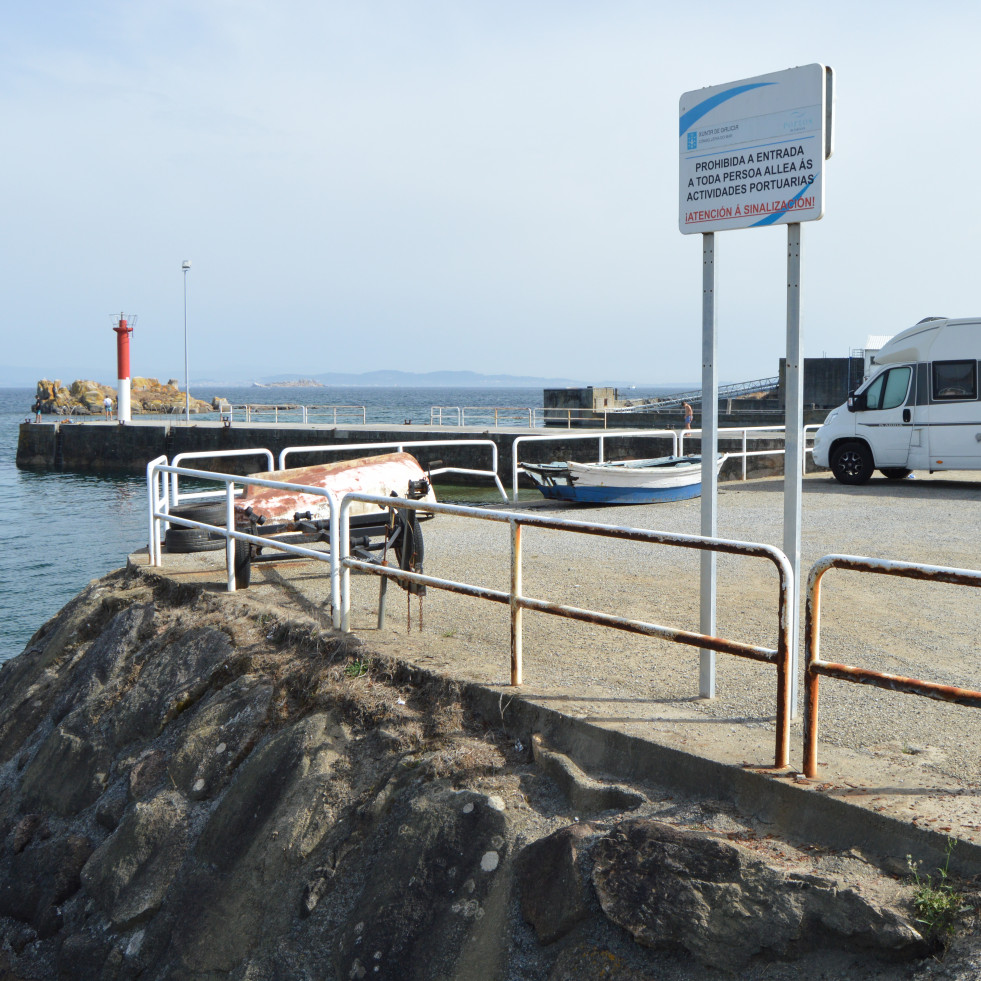 Dos septuagenarios que pescaban en el muelle de Insuela acaban en el agua al empujarles por sorpresa unos jóvenes