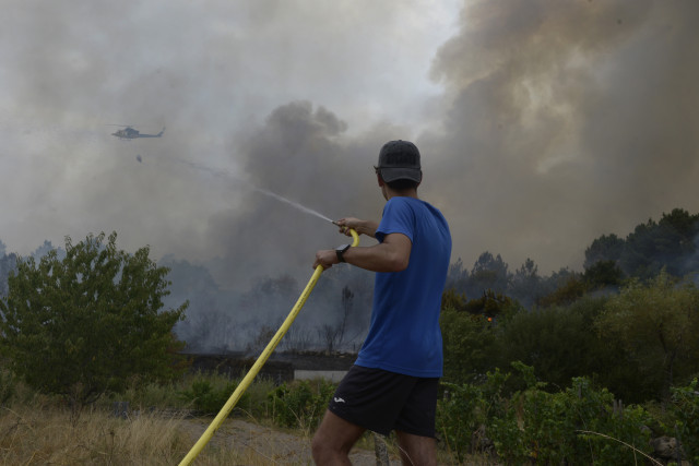 EuropaPress 6899732 persona colabora extincion incendio 12 agosto 2025 seixalbo ourense galicia 2304