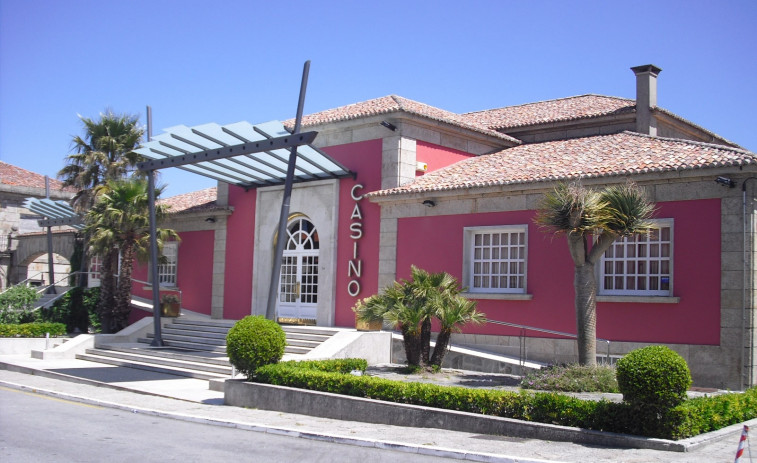 El Casino La Toja será hasta finales de agosto un escaparate para los amantes de las Vespa