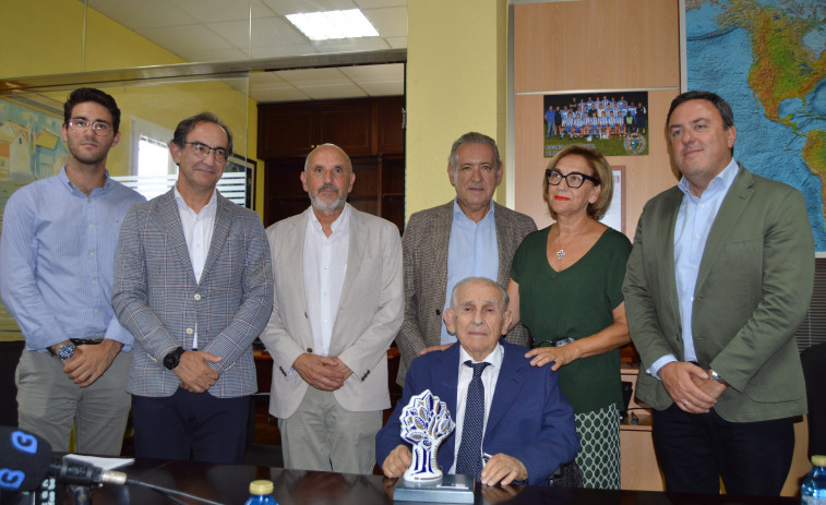 Severino Escurís recibe de manos del presidente de la Diputación el Premio PEL 2025 a la trayectoria empresarial