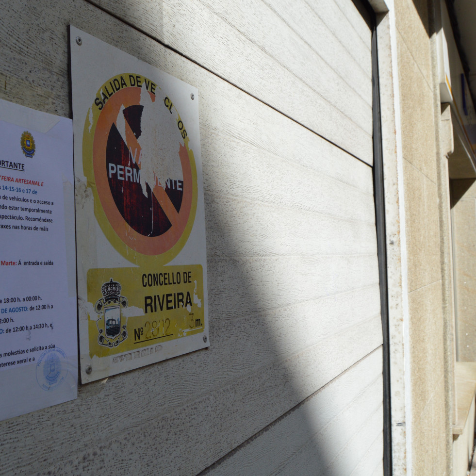 Rectifican los carteles con normas sobre el acceso a garajes durante Artemar y su interrupción sólo será temporal