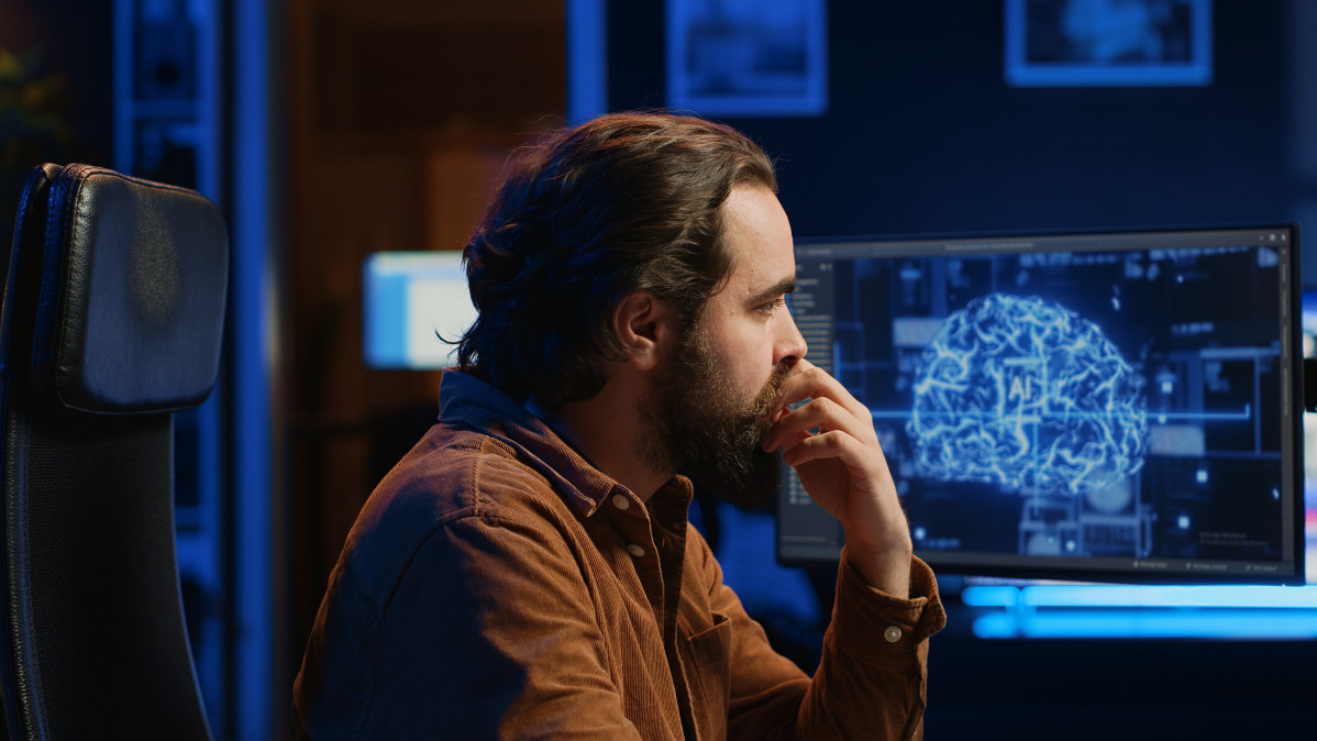Programador usando computadora para actualizar las redes neuronales de ia bebiendo cafe
