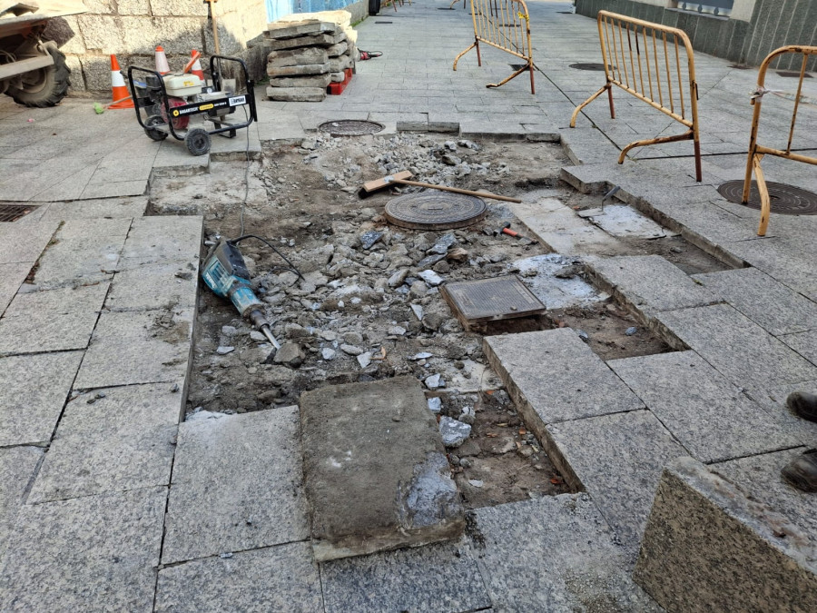 La AAVV de Vilaxoán pide al Concello más planificación tras reparar de urgencia un vial que en unas semanas será reformado