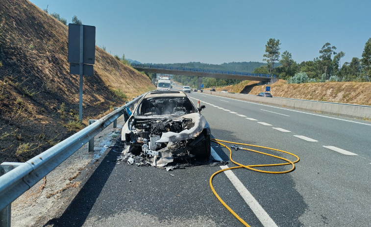 Arde un Maserati en la Autovía do Salnés en Meis