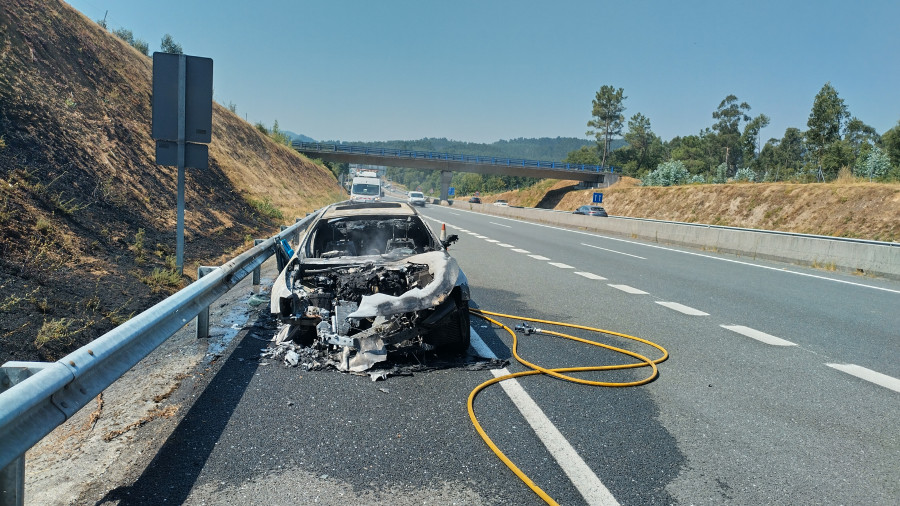 Arde un Maserati en la Autovía do Salnés en Meis