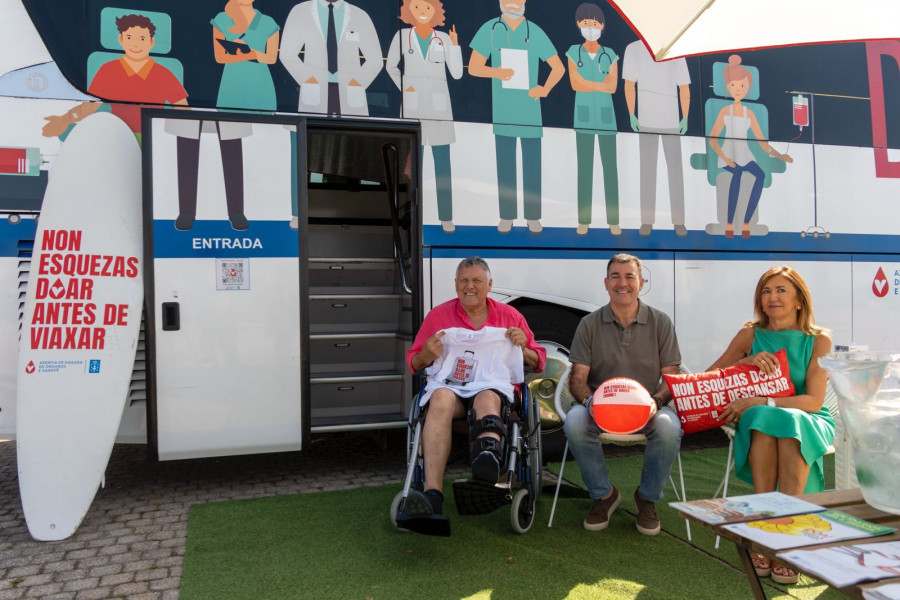 El conselleiro de Educación visita la unidad móvil de donación de sangre en Sanxenxo