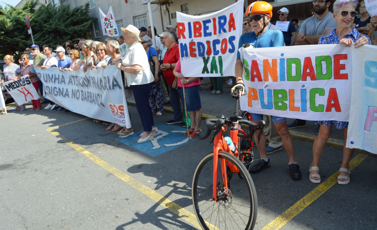 Ribeira y Aguiño mantienen vivas y con más fuerza sus reivindicaciones para demandar más médicos