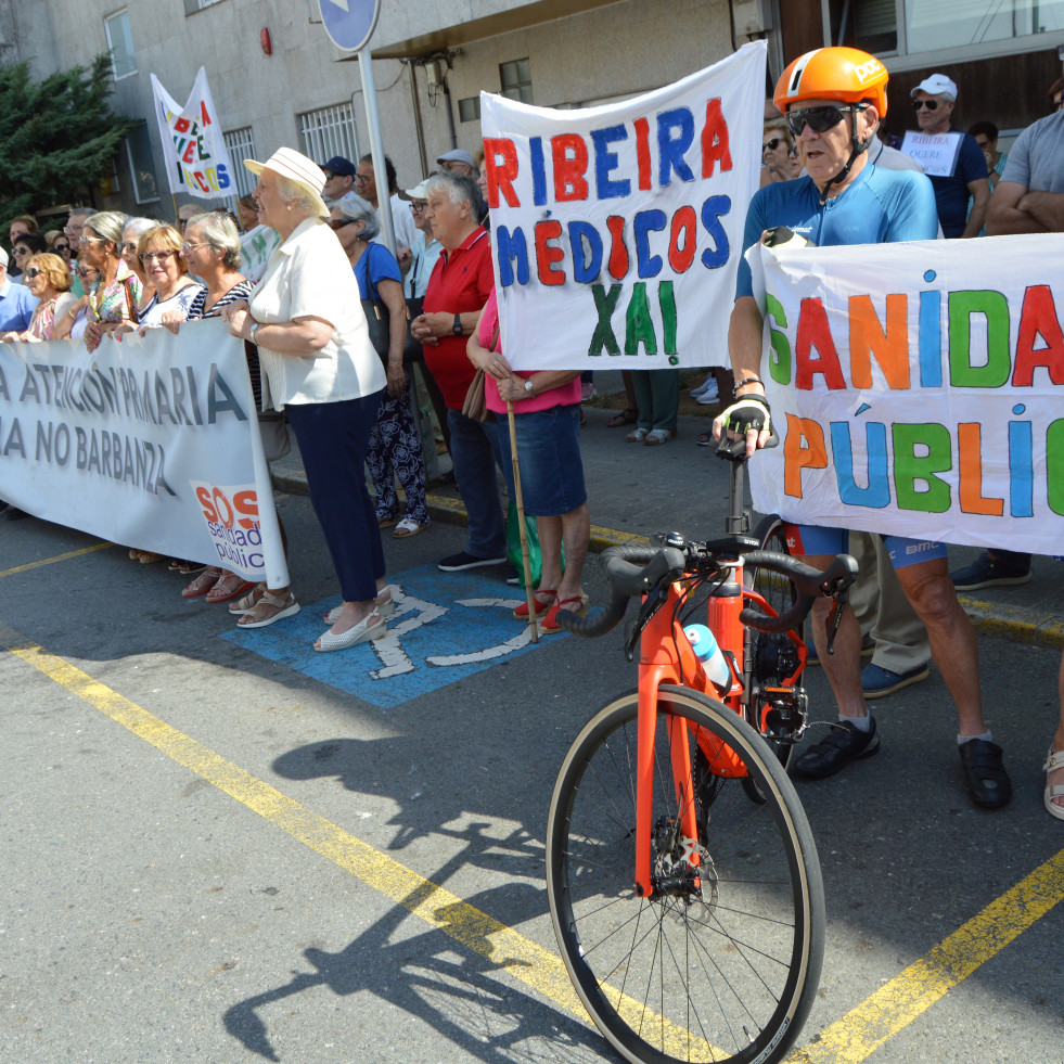 Ribeira y Aguiño mantienen vivas y con más fuerza sus reivindicaciones para demandar más médicos