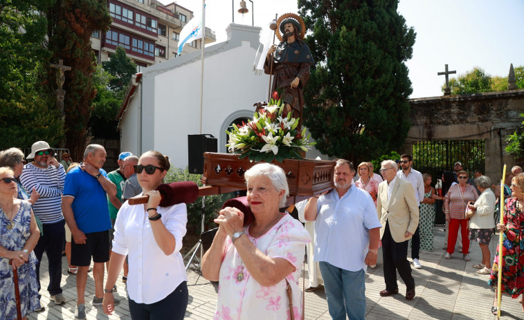 Un San Roquiño 'larpeiro' que baila con sus vecinos