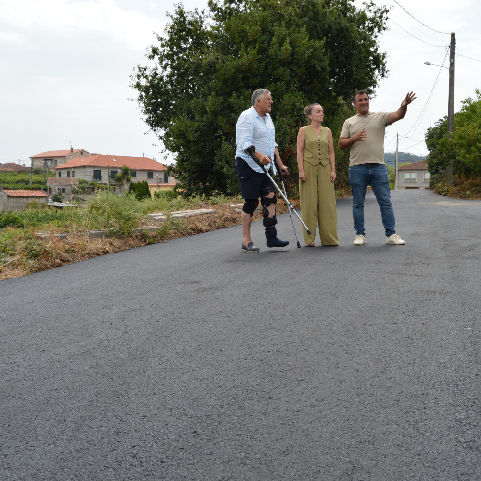 El Concello de Sanxenxo concluye el asfaltado de las carreteras de A Costiña y Rouxique en Villalonga