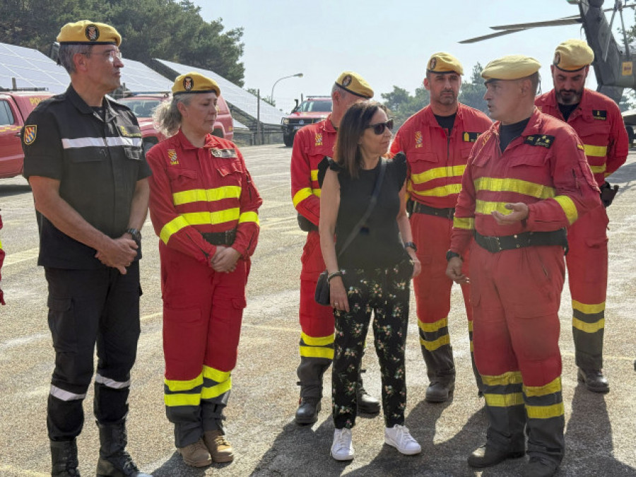 Margarita Robles destaca desde Manzaneda la entrega de la UME en Galicia