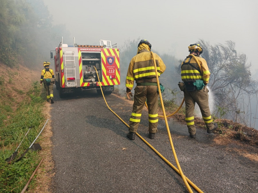 Tres integrantes de Emerxencias de Cambados se desplazan a Ourense para ayudar en la lucha contra los incendios