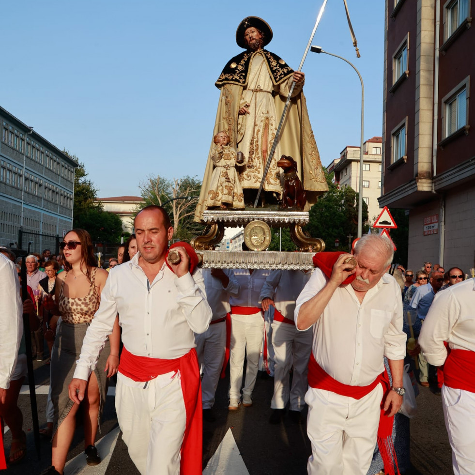 San Roque regresa a casa acompañado por sus fervientes devotos en Vilagarcía