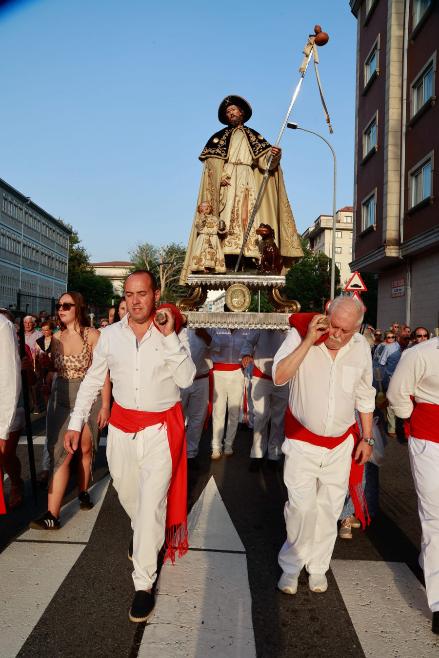 San Roque regresa a casa acompañado por sus fervientes devotos en Vilagarcía