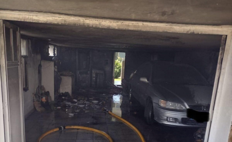 Trasladan a tres personas al Hospital do Barbanza por un incendio en el bajo de una vivienda de Ribeira