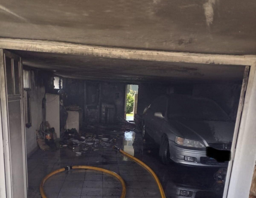 Trasladan a tres personas al Hospital do Barbanza por un incendio en el bajo de una vivienda de Ribeira
