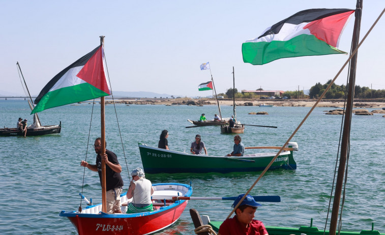 Dornas y banderas palestinas en A Illa en favor de Gaza y para recordar el asesinato de Bóveda