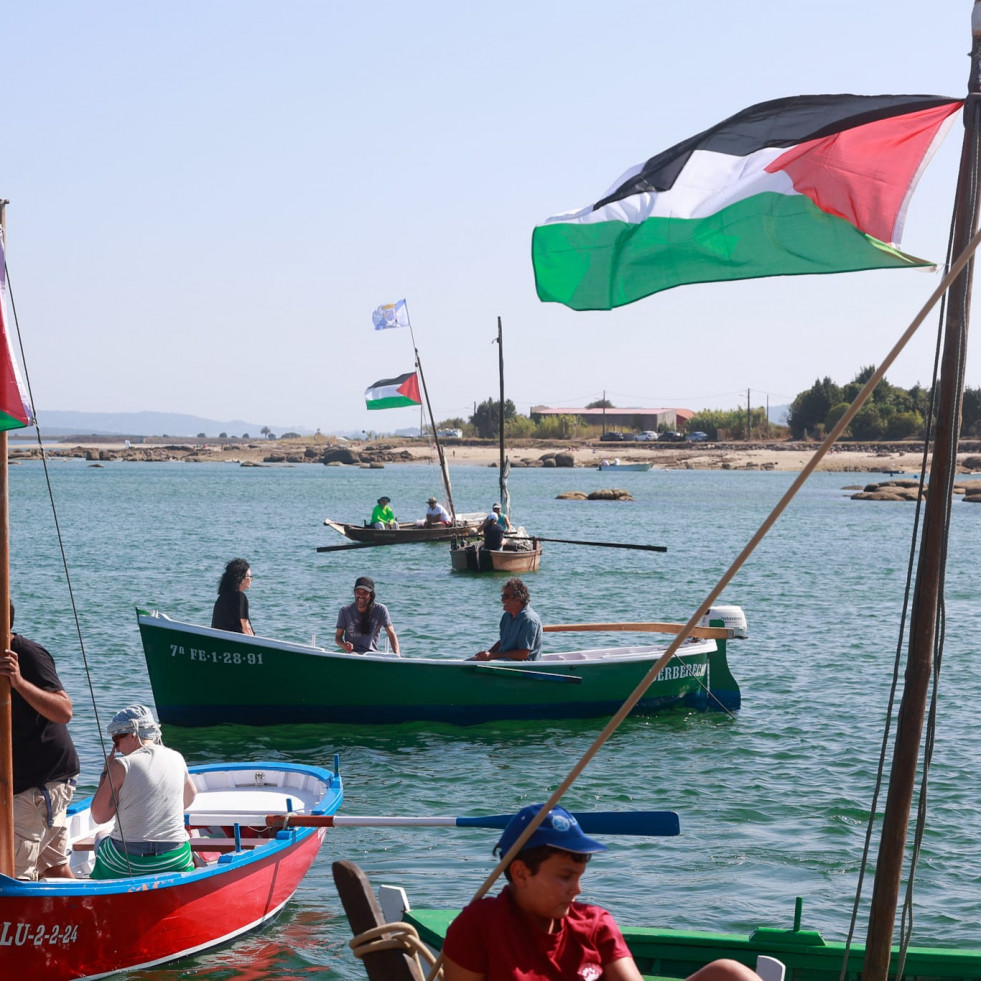 Dornas y banderas palestinas en A Illa en favor de Gaza y para recordar el asesinato de Bóveda