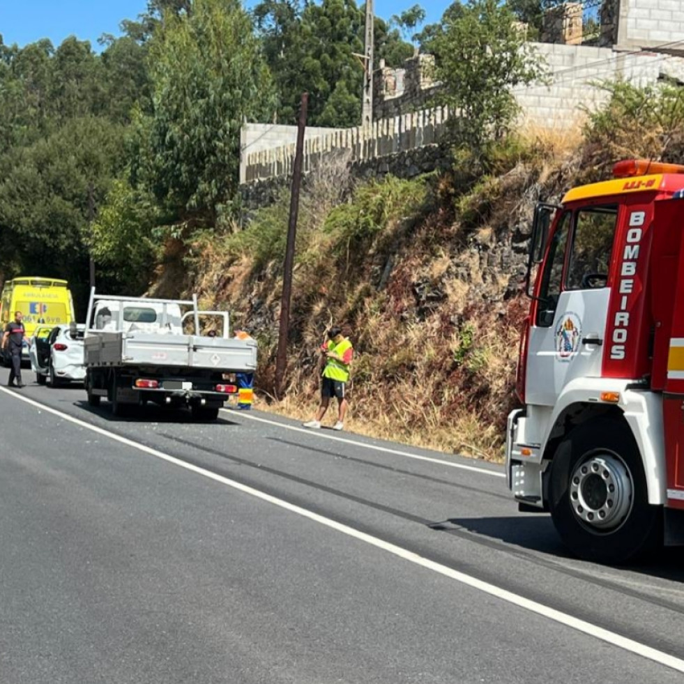 Heridas dos personas en un accidente de tráfico entre dos vehículos en el lugar de Bermo, en Boiro