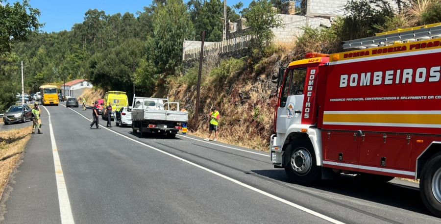 Heridas dos personas en un accidente de tráfico entre dos vehículos en el lugar de Bermo, en Boiro