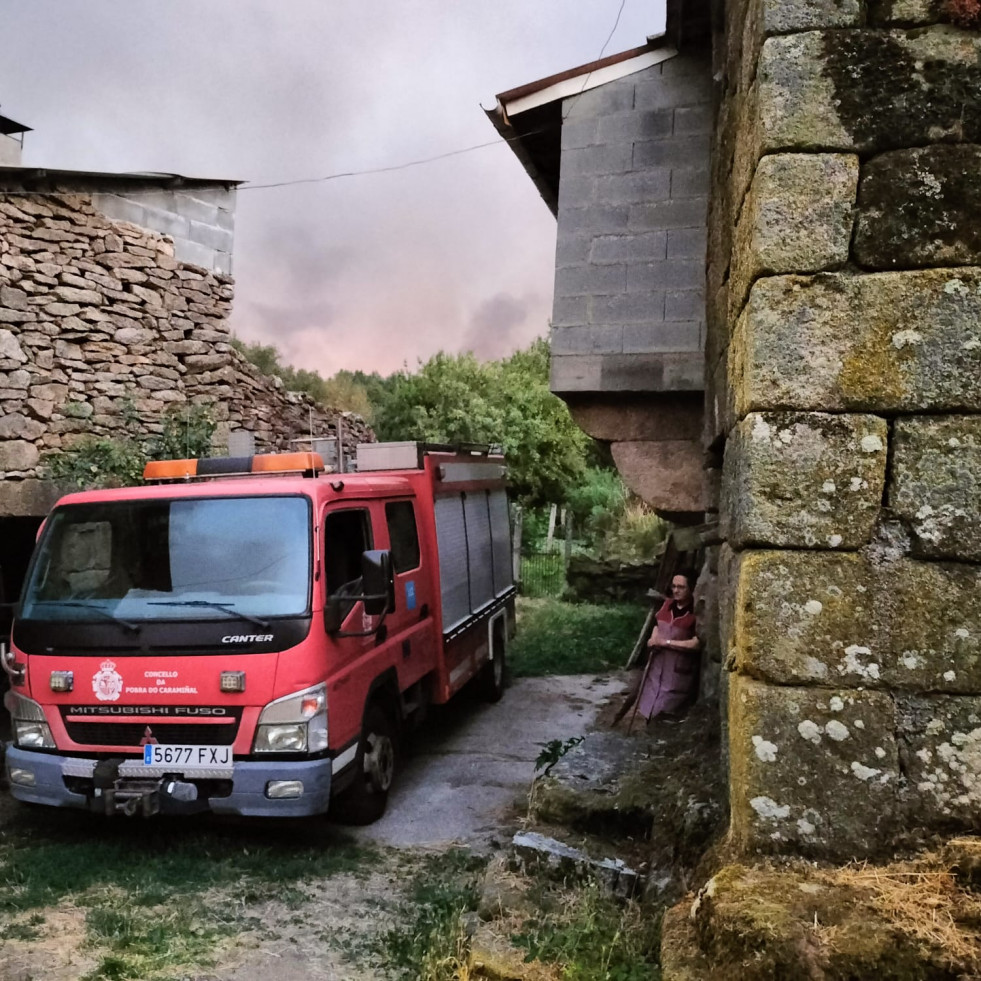 Voluntarios de Protección Civil y de Bomberos de O Barbanza participan en operativos de extinción de incendios en Ourense