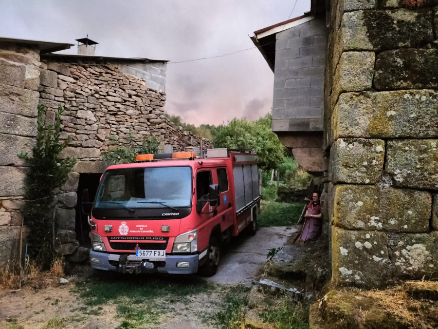 Voluntarios de Protección Civil y de Bomberos de O Barbanza participan en operativos de extinción de incendios en Ourense