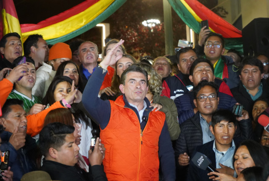 Exilio y atentados: la vida de Rodrigo Paz, el gallego que es favorito en las generales de Bolivia