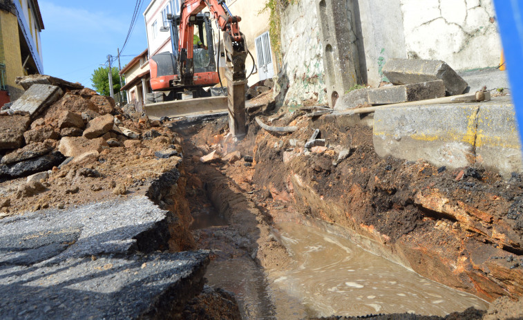 El reventón de una tubería de la traída de agua deja sin suministro durante más de diez horas a 200 abonados en Ribeira