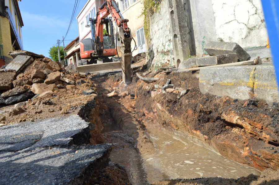 El reventón de una tubería de la traída de agua deja a 200 abonados sin suministro en Ribeira
