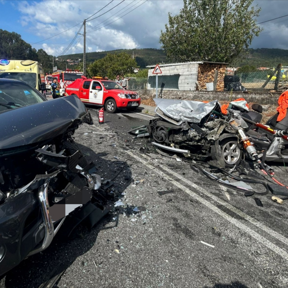 Trasladan en el helicóptero del 061 al Clínico de Santiago a un conductor herido grave en un accidente de tráfico en Rianxo