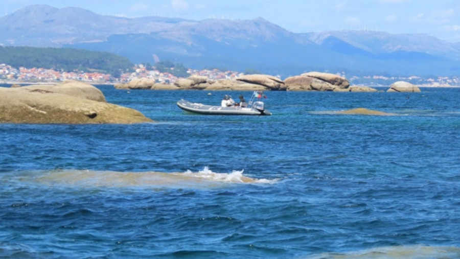 Interceptada una lancha neumática que pescaba de manera ilegal en aguas cerca de Sálvora, en el Parque Nacional das Illas Atlánticas