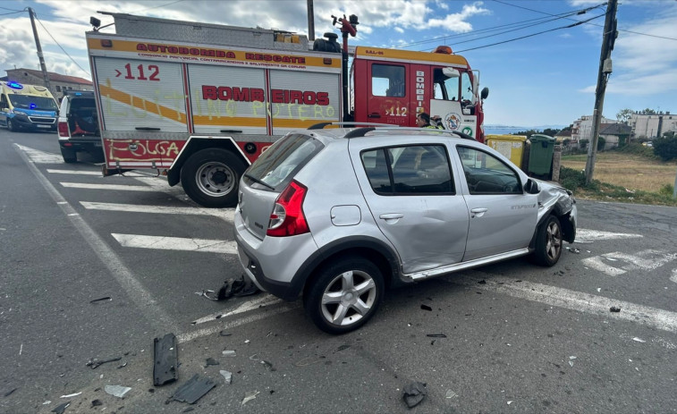 Una joven conductora sufre una crisis de ansiedad tras un choque frontolateral con otro coche en Xogo dos Bolos, en Rianxo