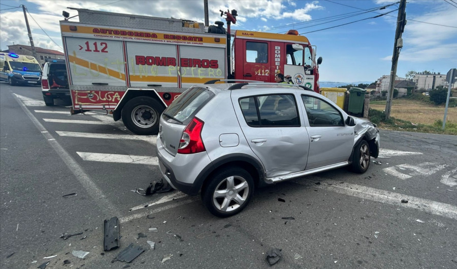 Una joven conductora sufre una crisis de ansiedad tras un choque frontolateral con otro coche en Xogo dos Bolos, en Rianxo