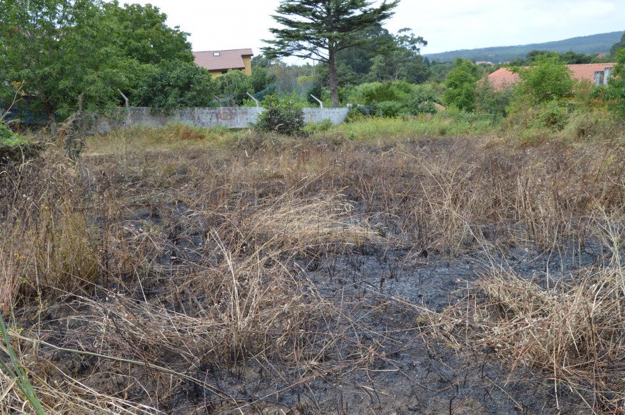 Investigan un incendio en una finca entre casas en A Pobra que coincidió con los fuegos artificiales del Carme dos Pincheiros
