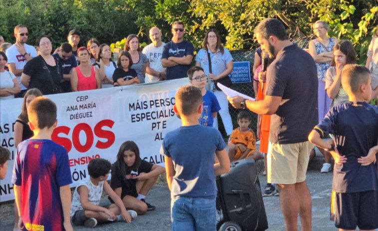 Retoman las movilizaciones para exigir especialistas de AL y PT, un orientador y el desdoble del aula de 5º de Primaria en el colegio de Asados, en Rianxo