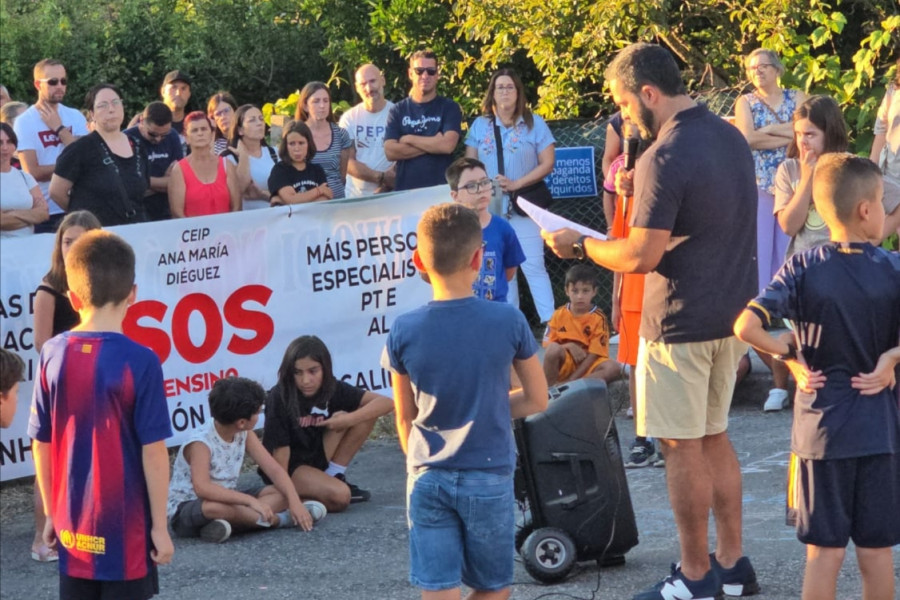 Retoman las movilizaciones para exigir especialistas de AL y PT, un orientador y el desdoble del aula de 5º de Primaria en el colegio de Asados, en Rianxo
